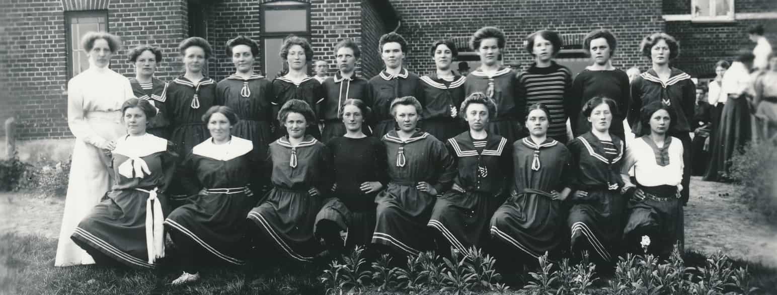 Gymnastikpiger fra Rønde Højskole i 1912