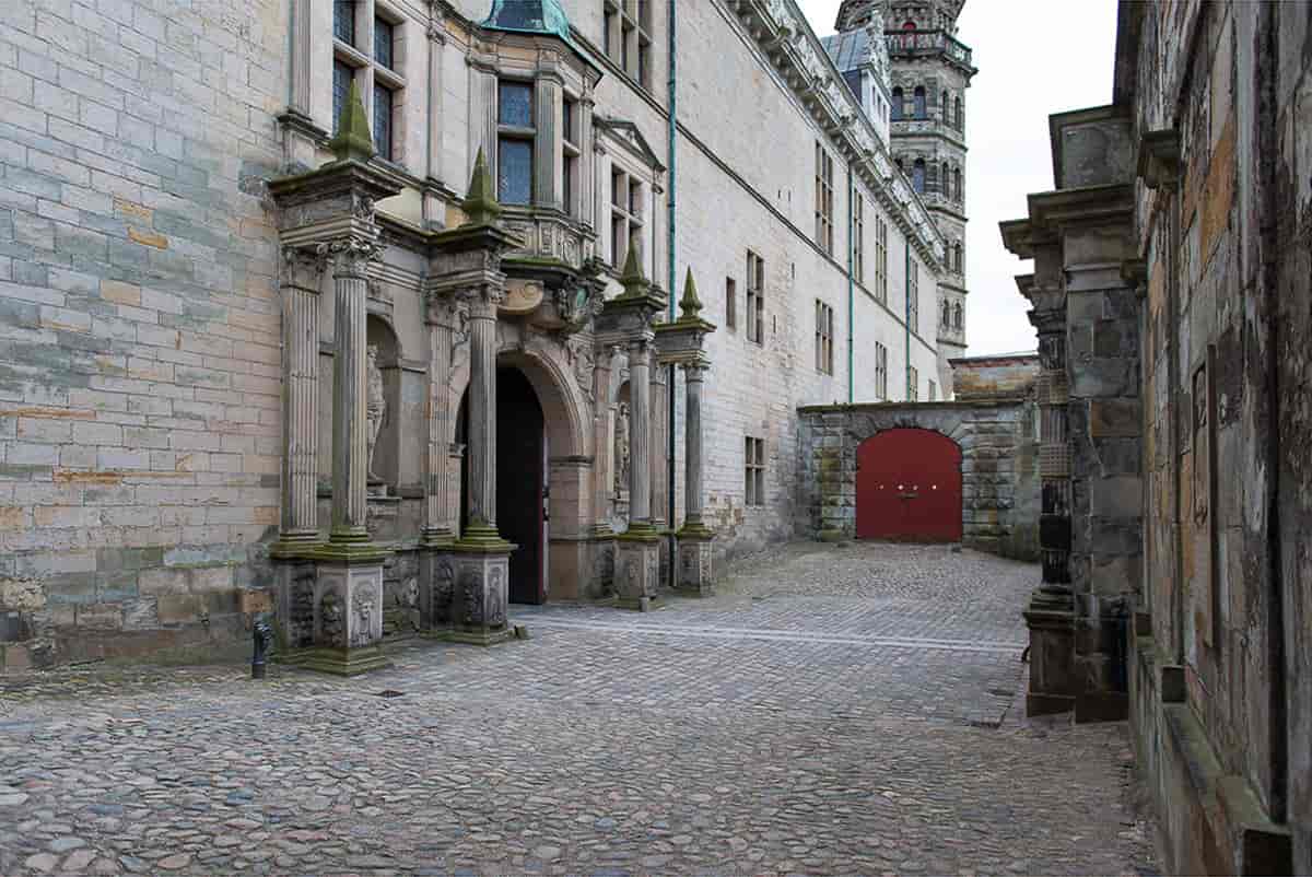 Fireportegården med Skanderborgportalen i slottets Nordfløj til venstre.