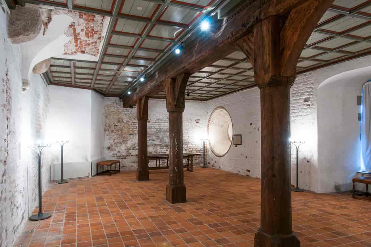 Erik af Pommerns Kammer. I det runde vindue i baggrunden af billedet findes historisk bemaling, der dateres tilbage til 1420’erne.