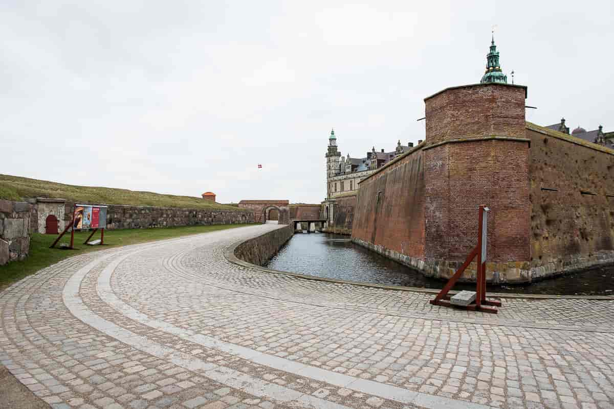 Frederik IV’s Bastion/Ridderpostejen i forgrunden med Slotsbroen og Slotsbroen i baggrunden.