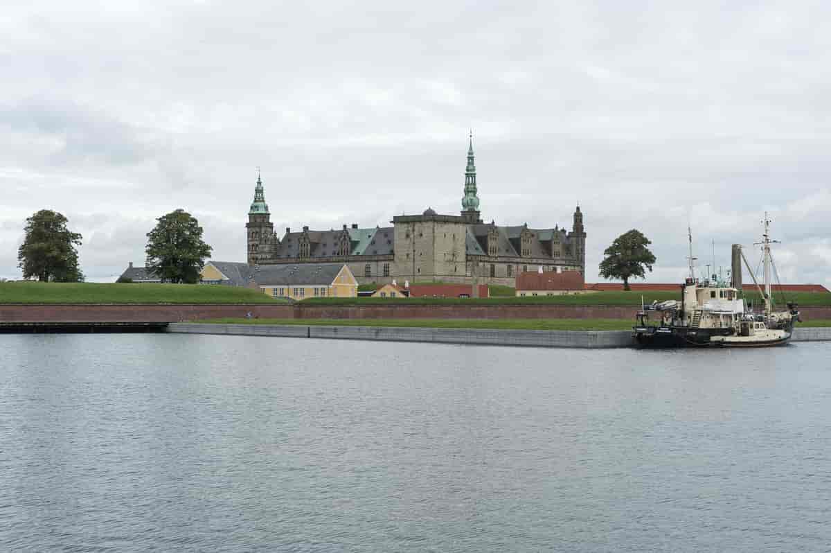 Slottet set fra havnesiden. I forgrunden Den nye Ravelin, dernæst Kronværkets lave bygninger, Hovedvolden og til sidst slottet.