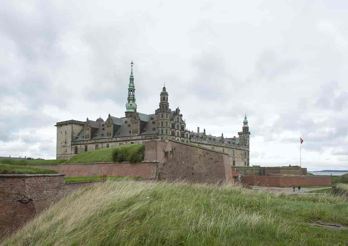 Slottet set fra sydøst. Det visuelle hierarki mellem Kronværket, Hovedvolden og Slottet ses tydeligt.