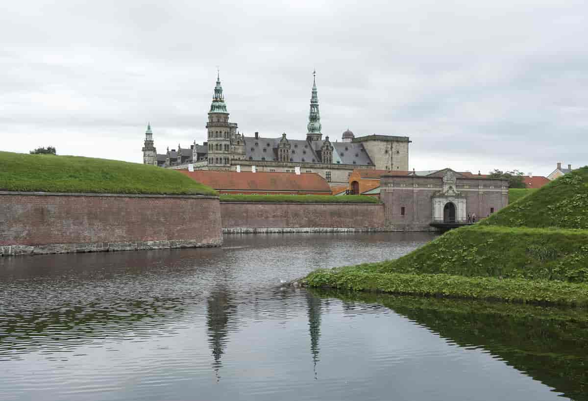 Den tætte sammenhæng mellem fæstning og slot er en af Kronborgs vigtigste arkitektoniske kvaliteter.