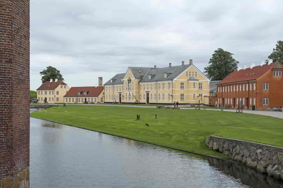 Kronværket og eksercerpladsen med den tidligere Sekondløjtnantskole i midten.