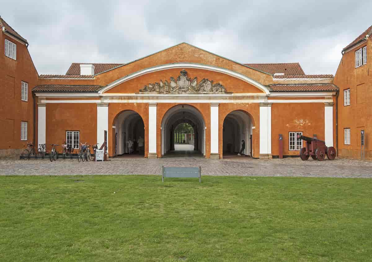 Kronværksportens facade mod slottet, prydet med Frederik IV’s navn og årstal.