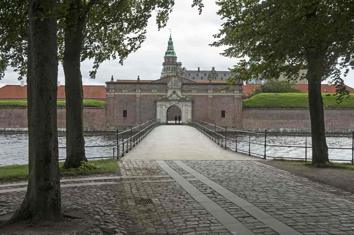 Kronværksbroen og Kronværksporten med Christian V’s og Christian VI’s monogrammer i portalen.