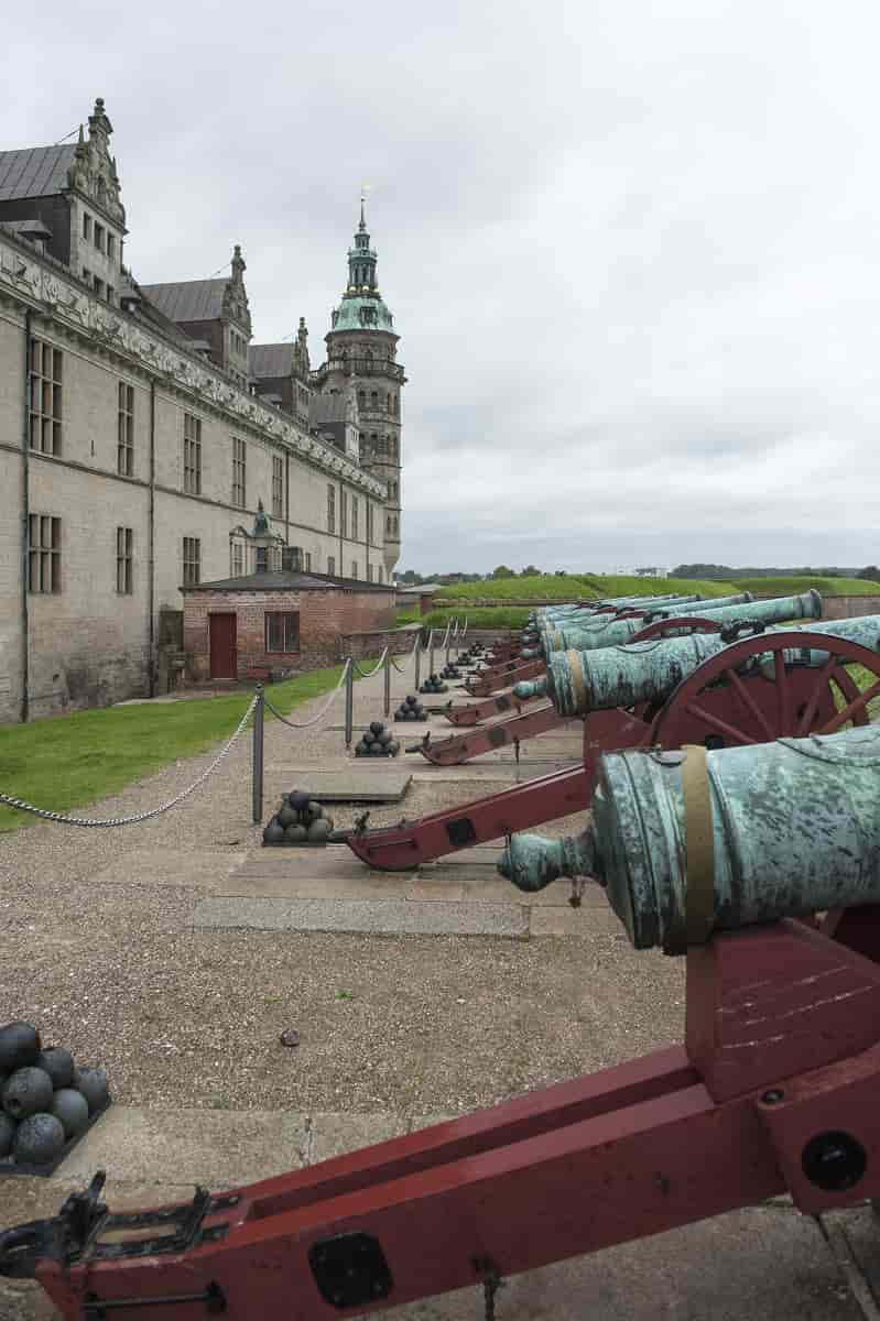 Kanoner opstillet på Flagbastionen (Strandpostejen). I baggrunden afslutter Kongens Karnaptårn Nordføjens facade.