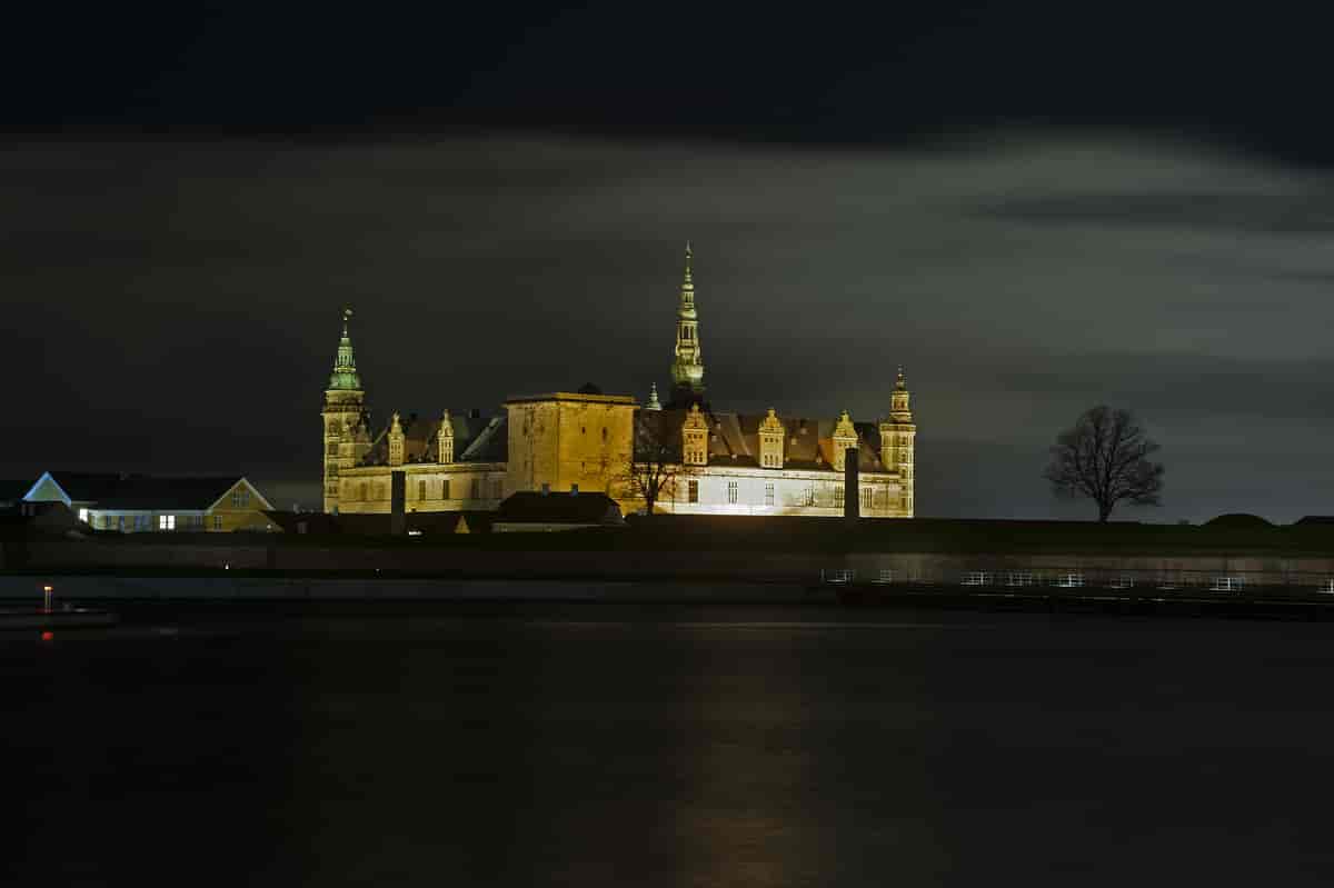Slottet i aftenbelysning – fra byen.