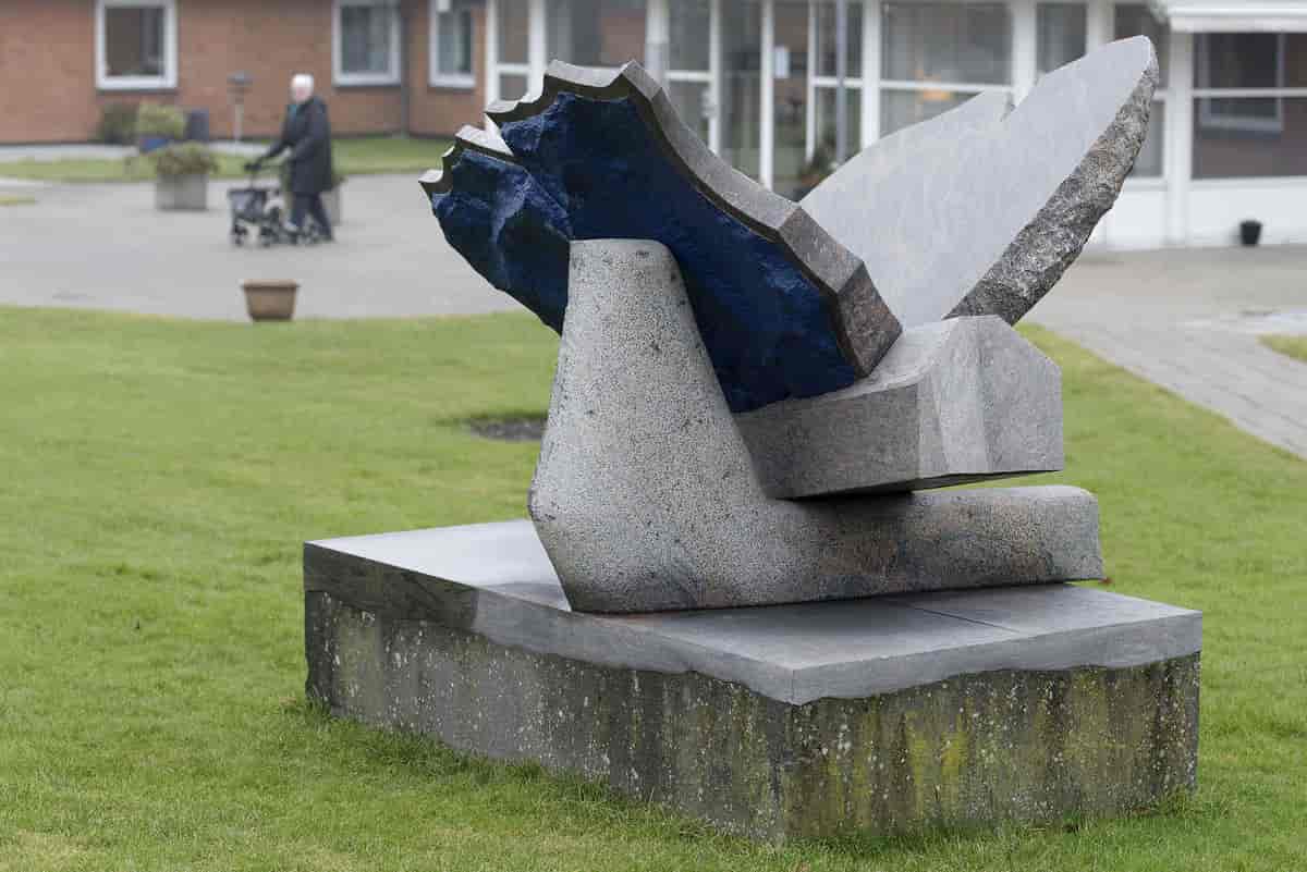 Skulptur i Nors af Erland Knudssøn Madsen: 'Sommerfugl og havplov'