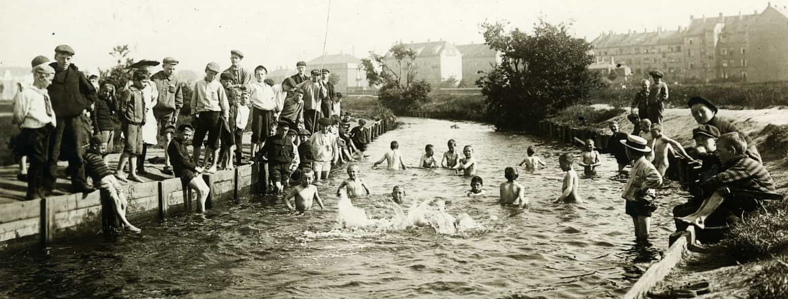 Ladegårdsåen med badende børn (ca. 1910)