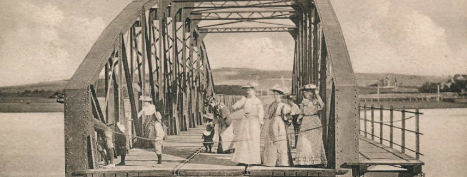 Kvinder på Hadsundbroen over Mariager Fjord