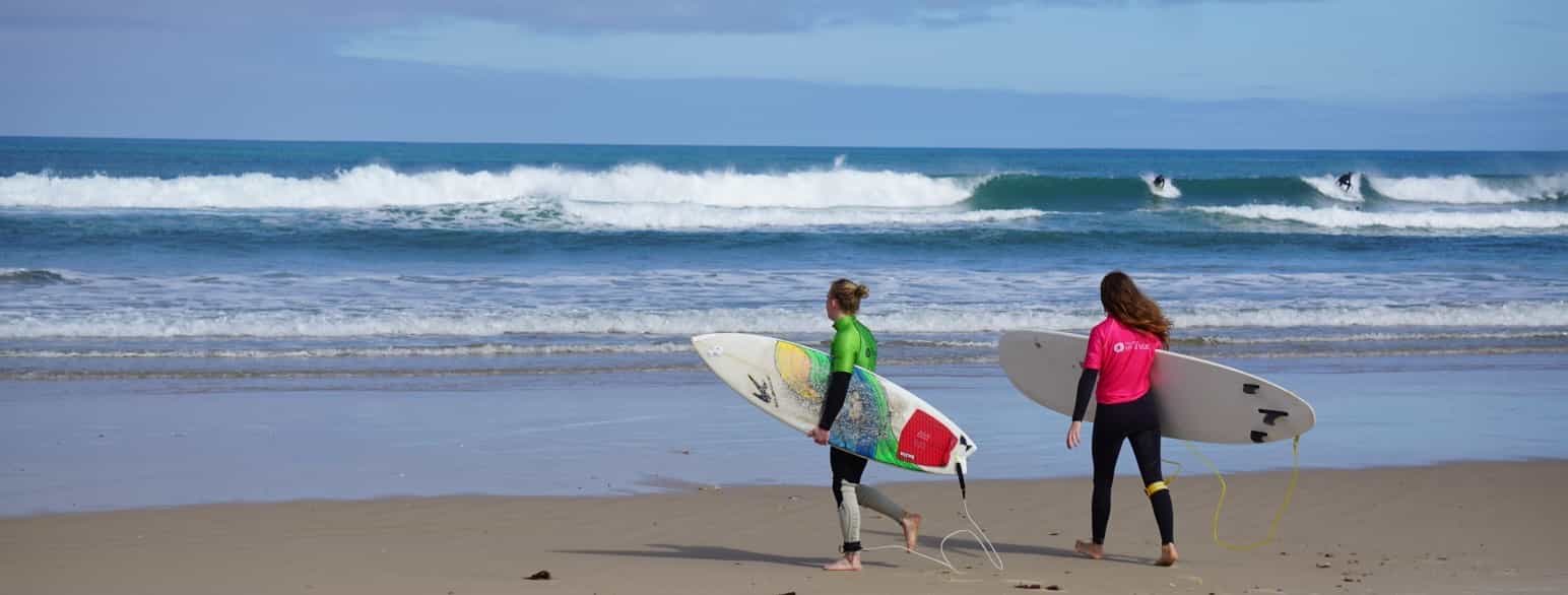 Surfere på stranden ved Vorupør (også kaldet Cold Hawaii)