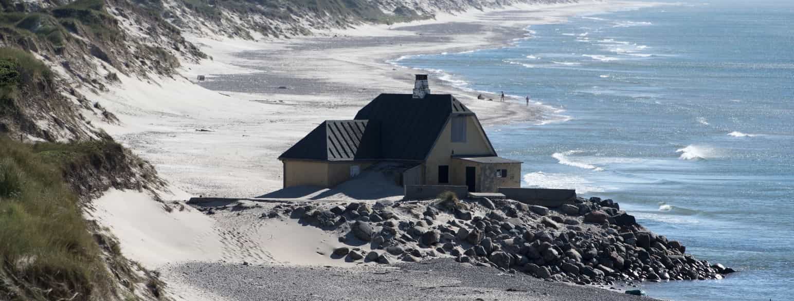 Hus er ved at blive taget af havet ved Gl. Skagen