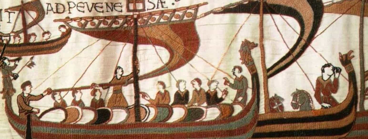 På Bayeux-tapetet ses nogle vikingeskibe. Da vægtæppet er lavet kort efter 1066, er det en vigtig historisk kilde.