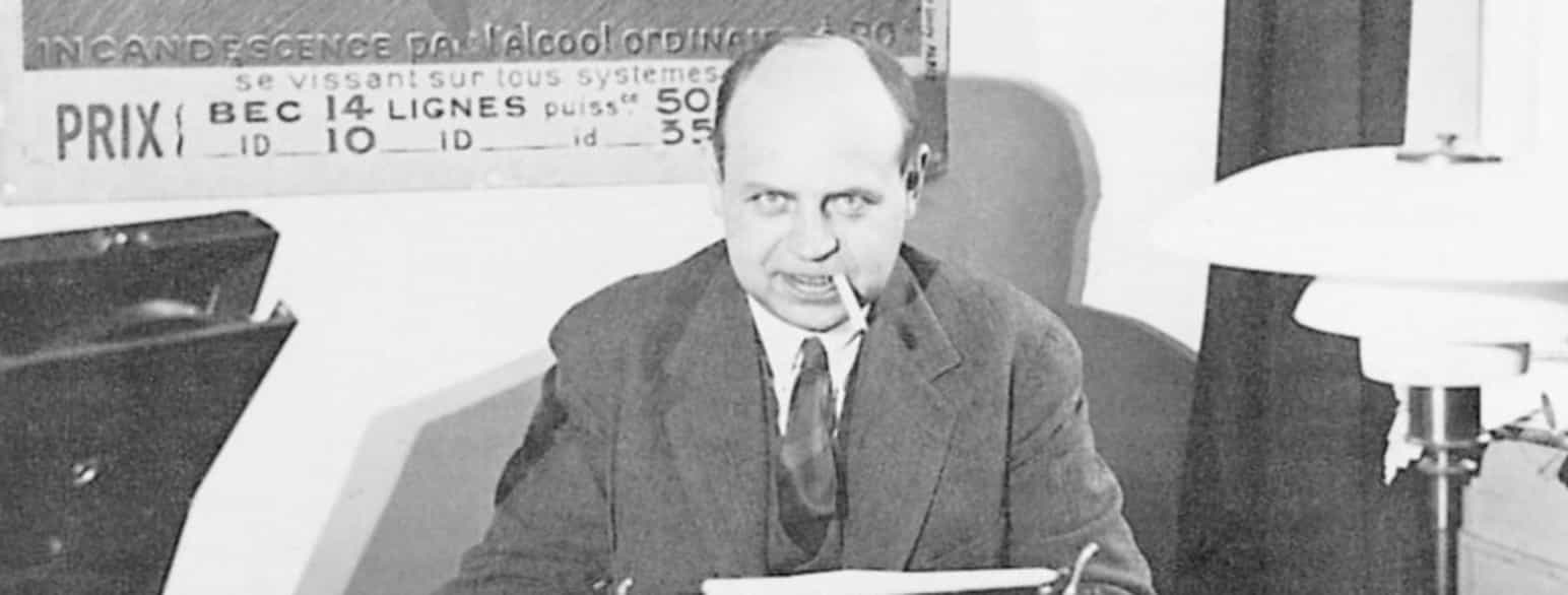 Poul Henningsen ved skrivebordet, foto fra ca. 1934
