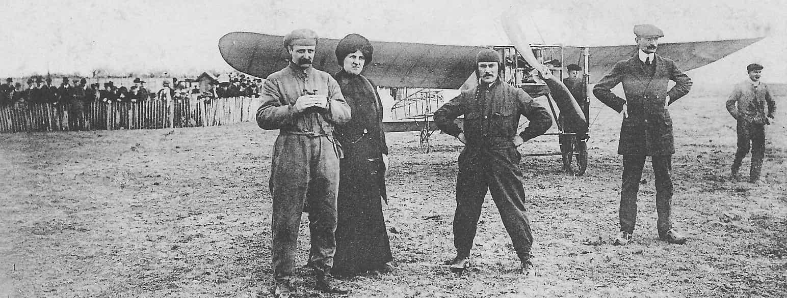Blériotskolen, ca. 1912. Foran et monoplan ses Louis Blériot og hans hustru, Hr. Leblanc (skolens direktør) og Hr. Mollien (underdirektør). Udsnit af postkort