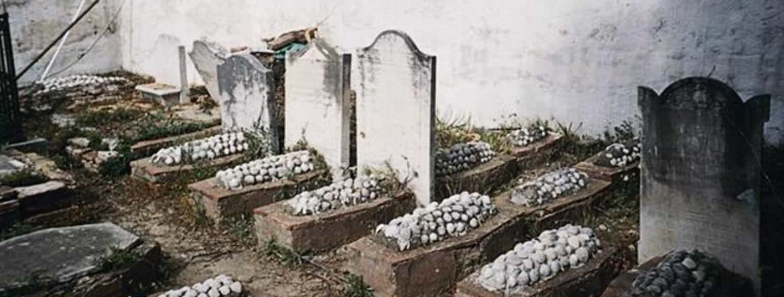 Muslingeskaller ses som opstandelsessymbol på kristne grave overalt i verden. Kirkegård i Malaga, Spanien