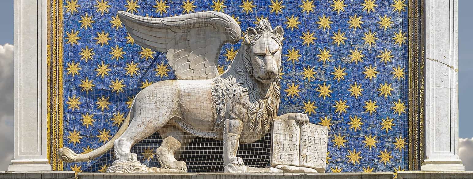 Evangelisten Markus symboliseres traditionelt af en løve. Her fra Markuspladsen i Venedig, 2017