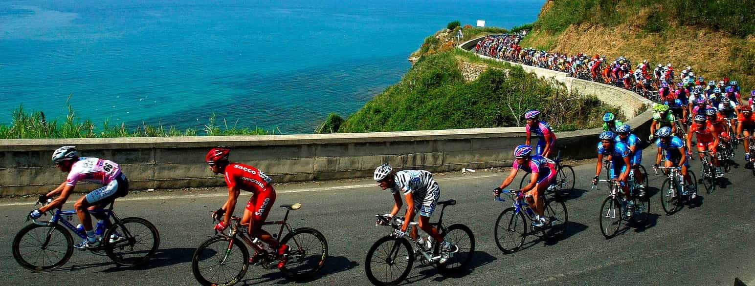 Giro d'Italia 2003. Feltet kører gennem Pizzo i Calabrien.