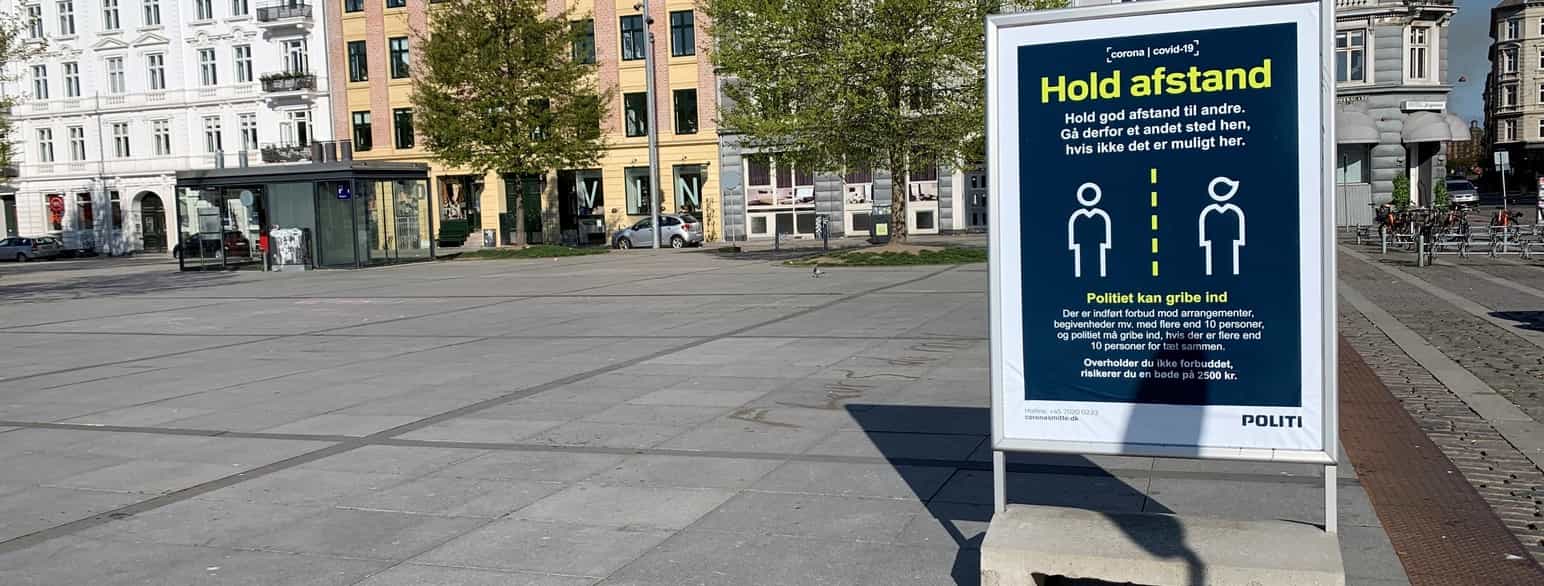 Politiets plakat med opfordring til social distancering på en tom Israels Plads i København under coronaviruspandemien 2020