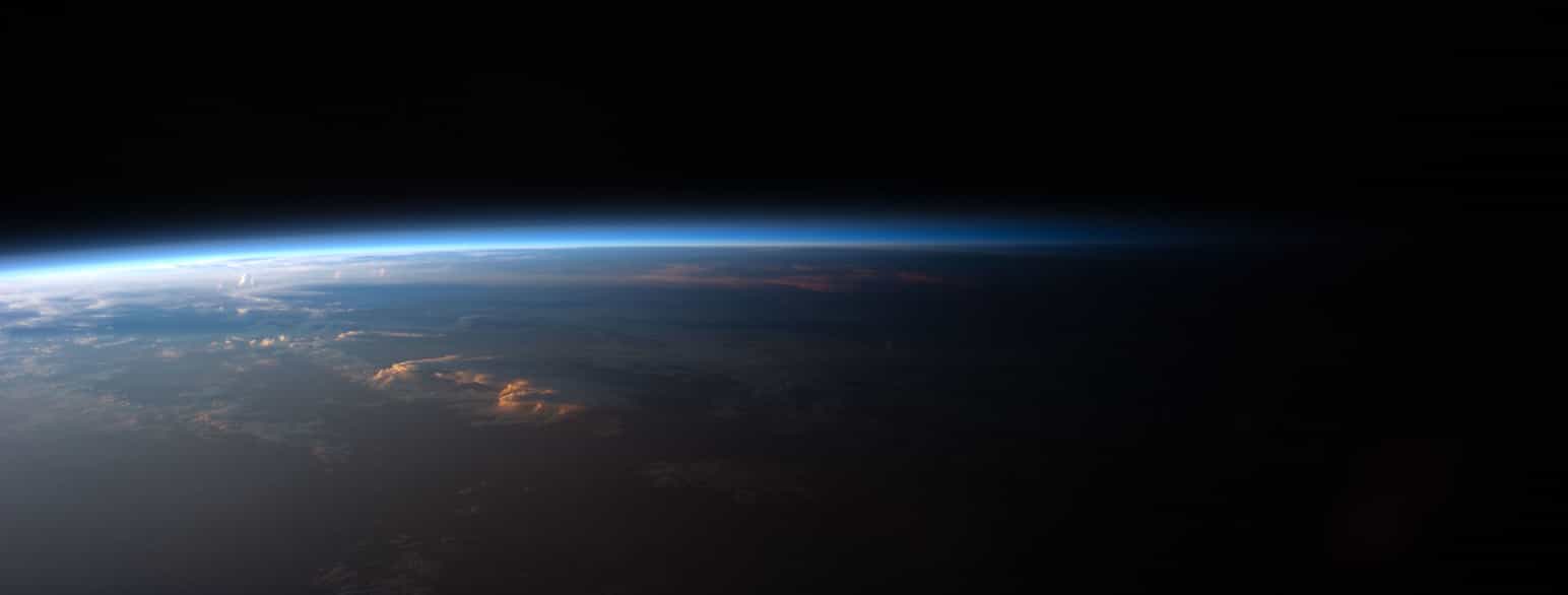 Lag af jordens atmosfære over det vestlige Sydamerika set fra rummet 12. april 2011