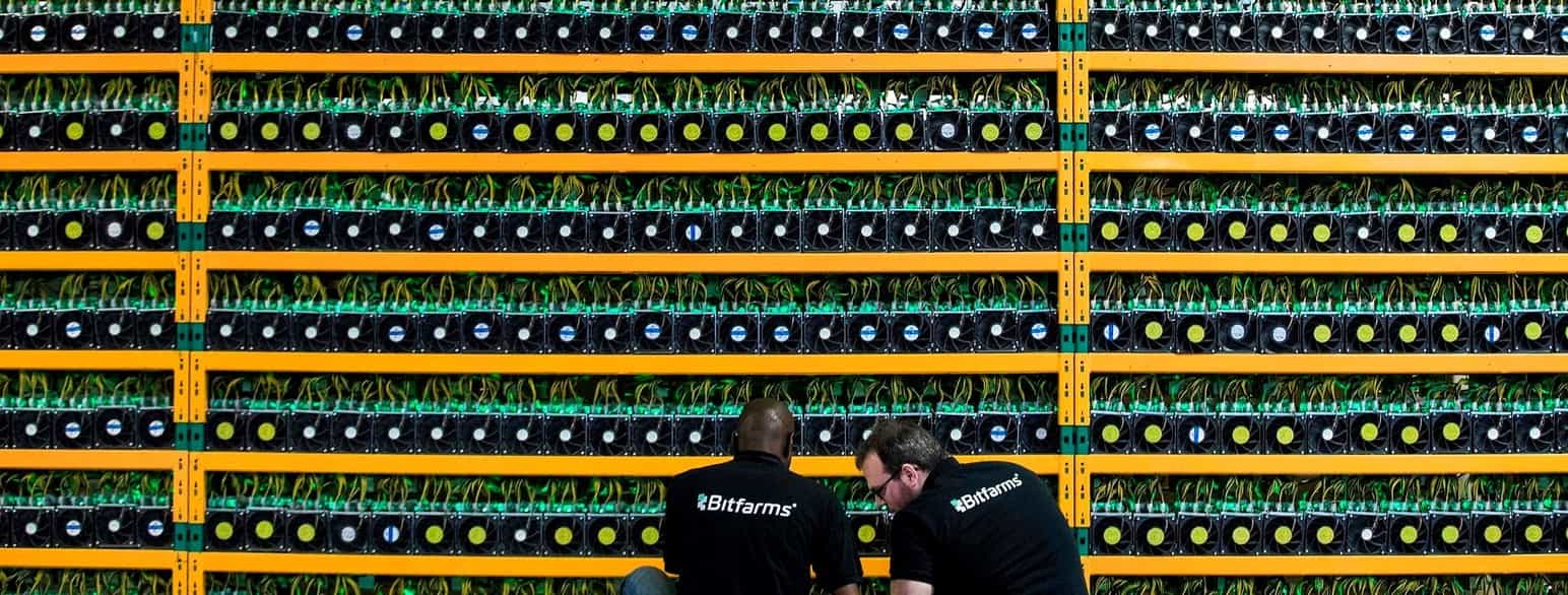 To teknikere inspicerer et anlæg til bitcoin-mining hos BitFarms i Saint Hyacinthe, Québec, 19. marts 2018