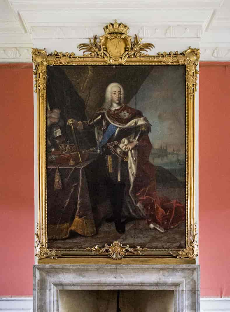 Christian VI’s portræt, der hænger i Riddersalen. I billedrammen ses kongens monogram.