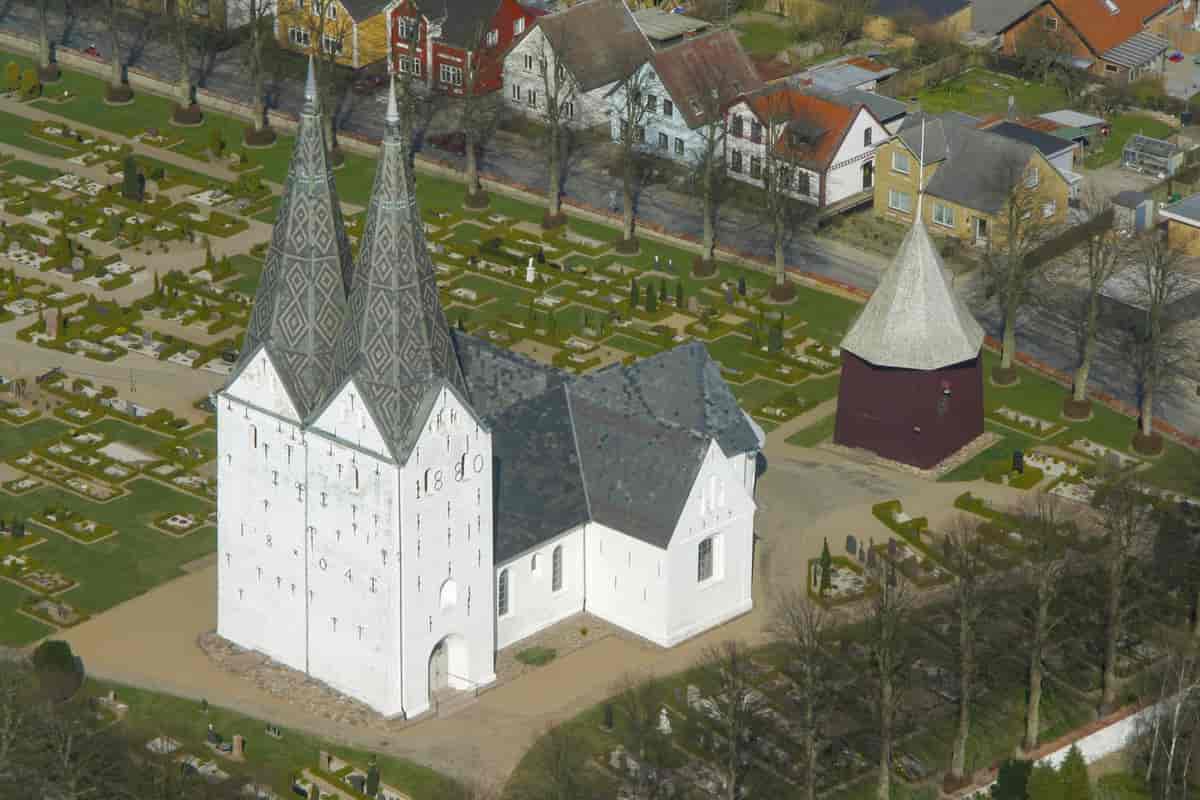 Broager Kirke - luftfoto