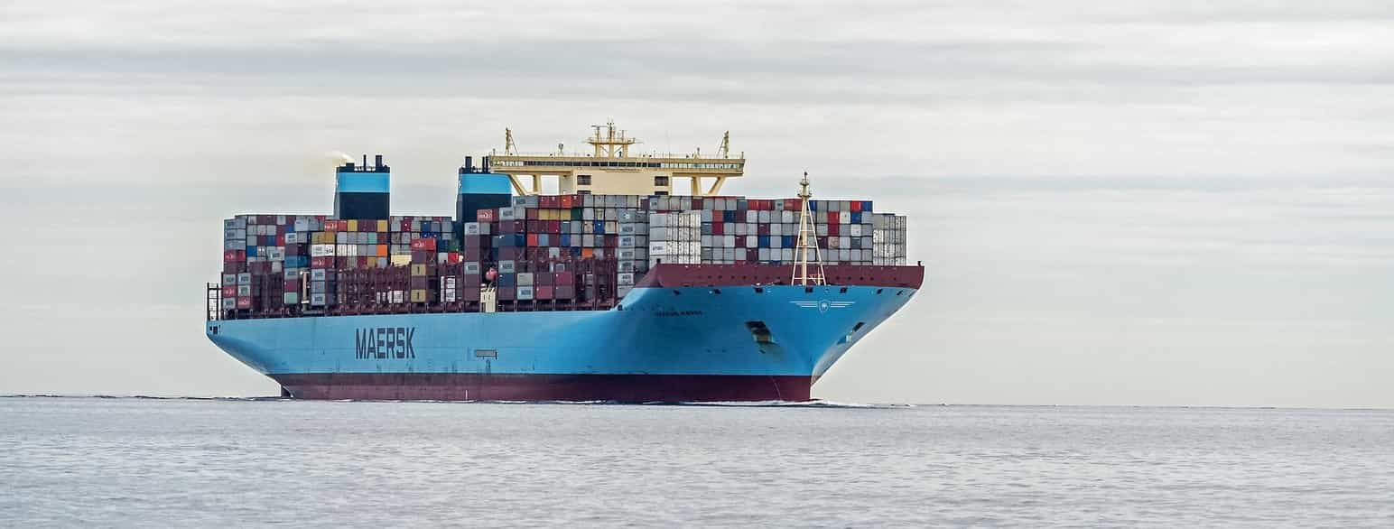 Søtransport er en vigtig del af dansk eksport. Containerskibet Mogens Mærsk er 399 m langt og har kapacitet til over 20500 20 fods containere (2020)