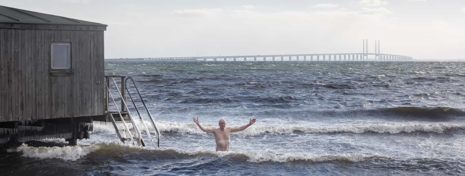Vinterbader med Øresundsbroen i baggrunden