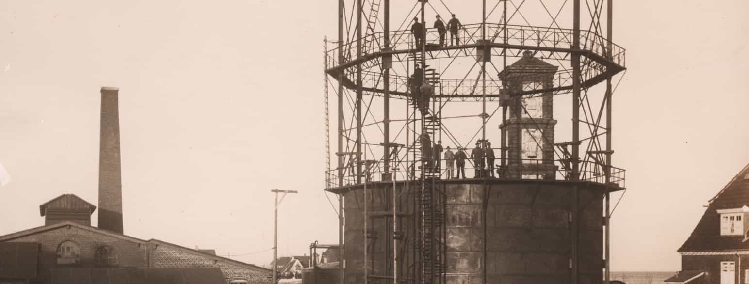 Tyskproduceret gasbeholder monteres på Dragør Gasværk i 1920