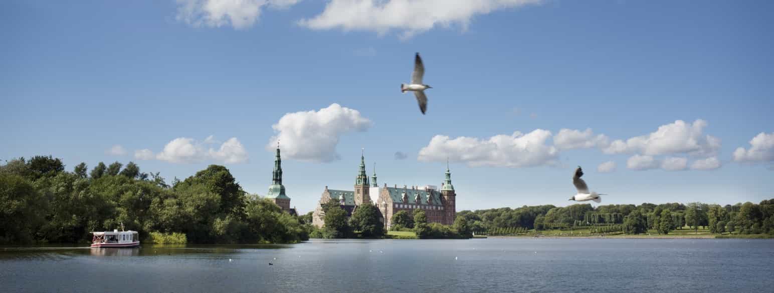 Frederiksborg Slotssø med Frederiksborg Slot i baggrunden