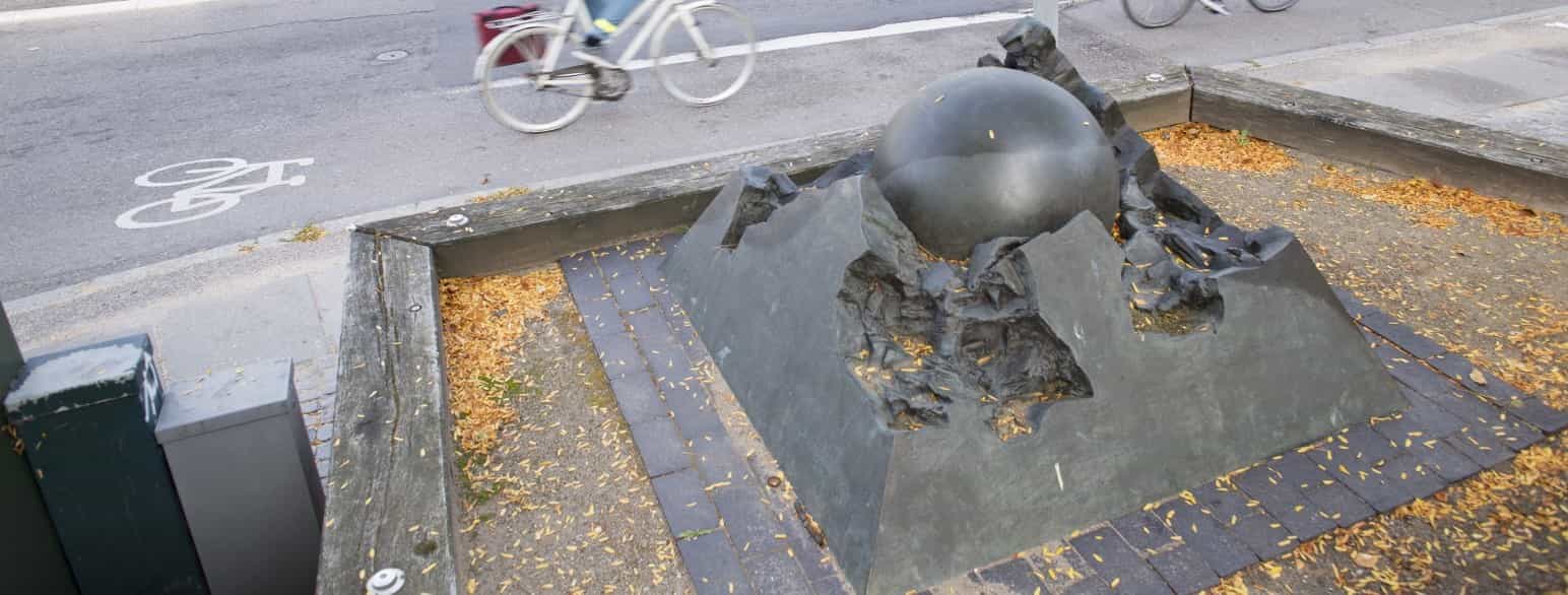 Jens-Flemming Sørensens skulptur "Uden Titel" fra 1980
