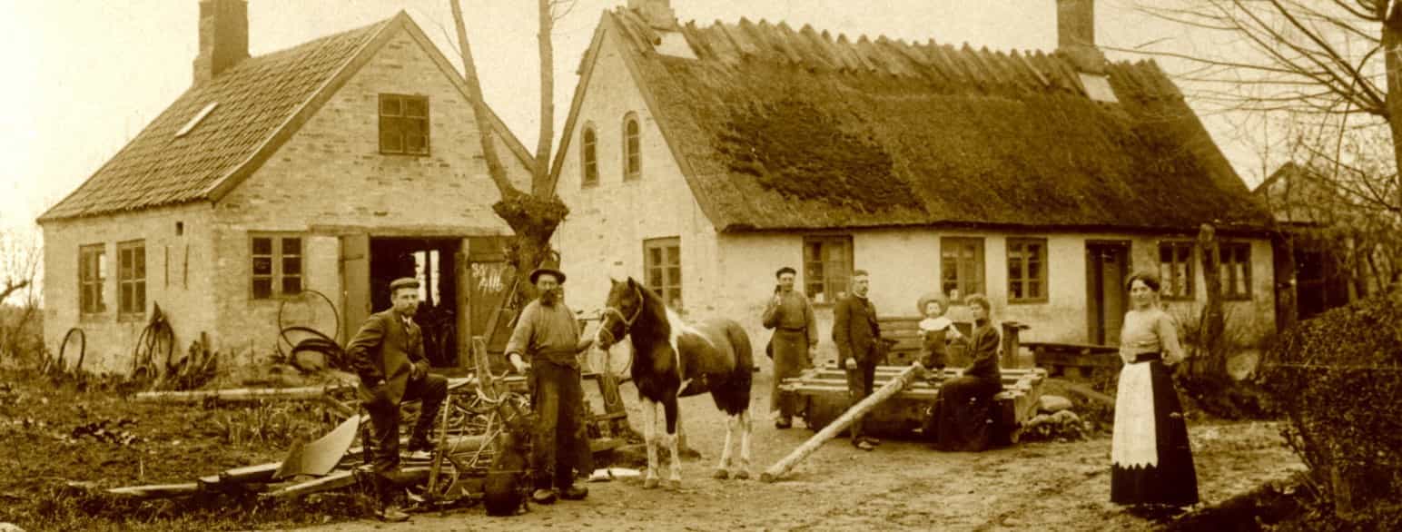 Smedjen i landsbyen Tranegilde øst for Ishøj Landsby, 1903