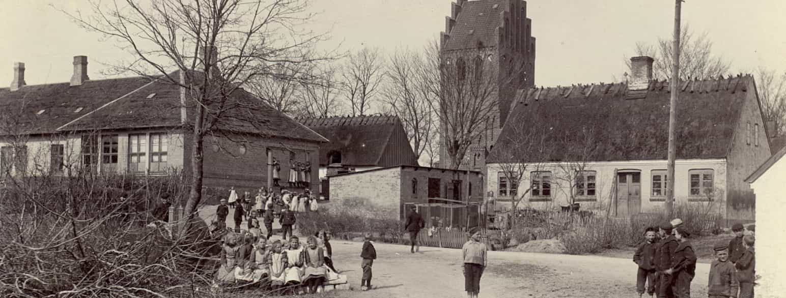 Ishøj Kirkeplads med Ishøj Kirke og den gamle kirkelade, 1909