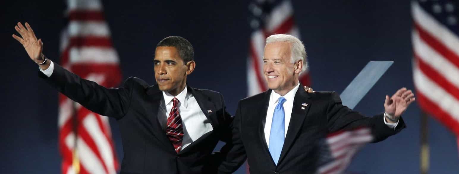 Barack Obama og Joe Biden vinker til tilhængere ved et vælgermøde i Chicago efter at have vundet præsidentvalget 4. november 2008