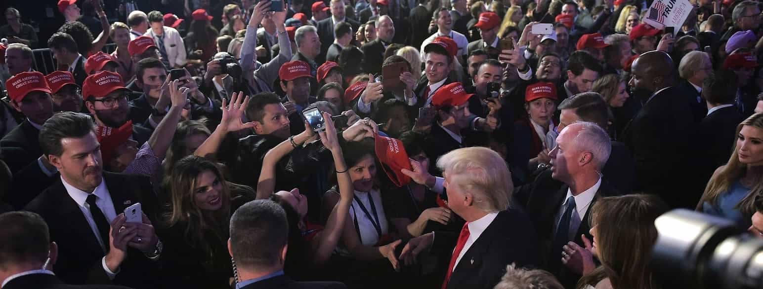 Republikanernes Donald Trump tiljubles af sine tilhængere i New York City efter at have vundet præsidentvalget den 9. november 2016