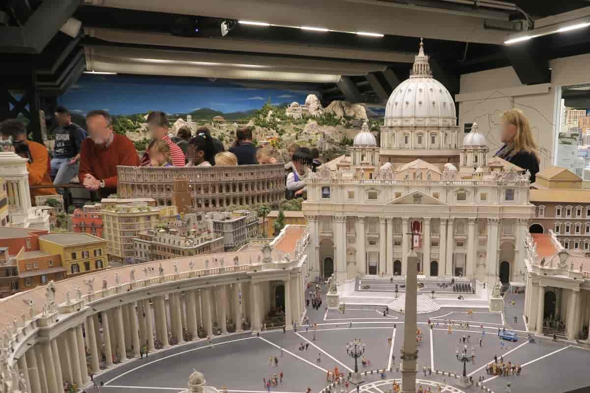 Peterskirken i Rom som en af mange kendte italienske bygningsværker genskabt i en utrolig detaljeringsgrad i Miniatur Wunderland.