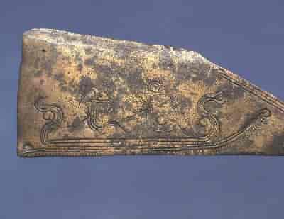 Ragekniv, som formentlig er fundet i Sønderjylland, viser et skib, der bliver padlet frem af to menneskelignende figurer.