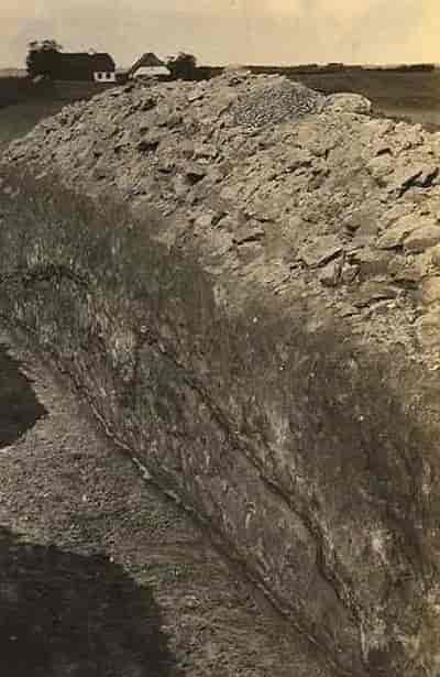 Dette tværsnit igennem Egtved-pigens gravhøj viser det jernlag (den mørke stribe i midten), der beskyttede egekisten mod nedbrydning.