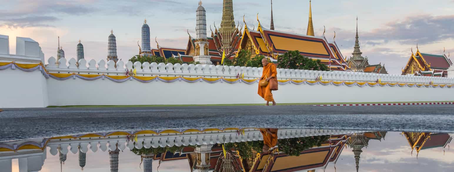 Wat Phra Kaew (på engelsk kendt som Temple of the Emerald Buddha) ligger i Bangkok og er et af Thailands helligste buddhistiske templer.