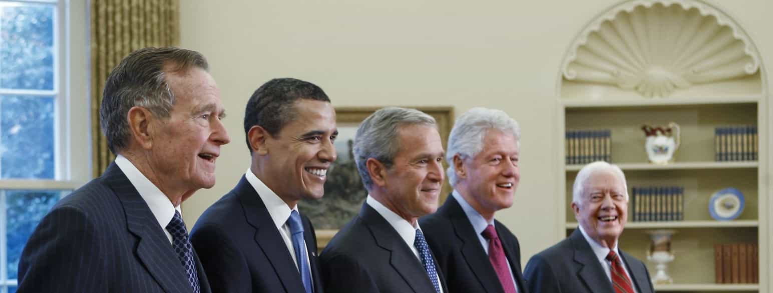 Det ovale kontor den 7. januar 2009. Fra venstre: tidligere præsident George H.W. Bush, nyvalgte Barack Obama, siddende præsident George W. Bush samt de tidligere præsidenter Bill Clinton og Jimmy Carter