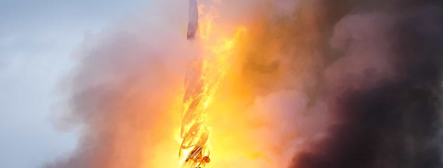 Børsens berømte dragespir i flammer den 16. april 2024