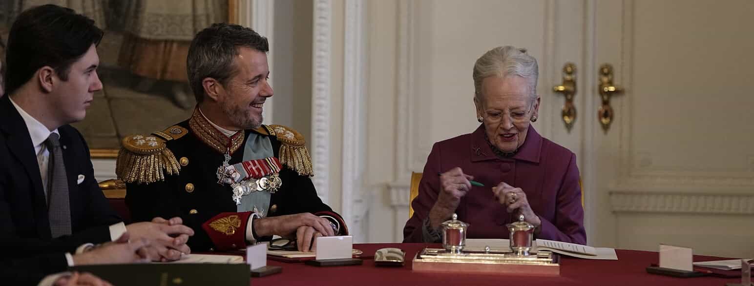 Dronning Margrethe underskriver sin abdikation i Statsrådet den 14. januar 2024. Kong Frederik 10. og kronprins Christian ser til.
